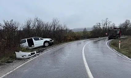 Kamyonla Çarpışan Araçta 2 Yaralı