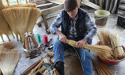 Süpürge üretimi gelir kapısı oldu