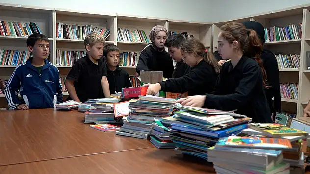 10 binin üzerinde kitap öğrencilerle buluştu