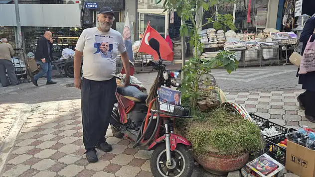 10 yıldır sadece onun tişörtünü giyiyor