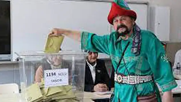 Bursa'nın 'Hacivat'ı kostümüyle oyunu kullandı