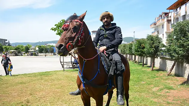 Oy kullanmaya atıyla geldi