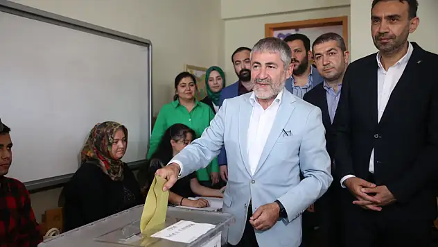 Bakan Nebati aday olduğu Mersin'de oyunu kullandı