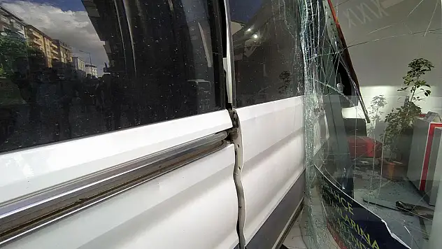 Otomobille minibüs çarpıştı: 7 yaralı