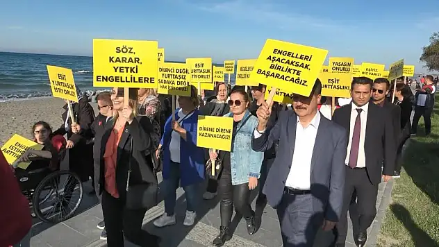Kadınlar bandosu eşliğinde engelliler farkındalık yürüyüşü