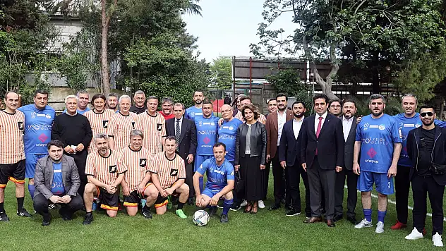 Galatasaray veteranları ile Azerbaycanlı spor yazarları dostluk maçında karşılaştı
