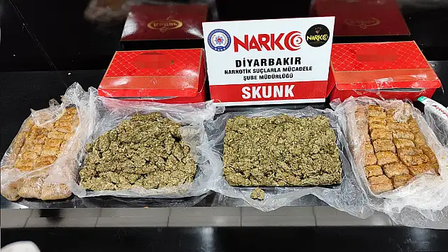 Üstü baklava ile kapatılmış tatlı kutularının içinden uyuşturucu çıktı
