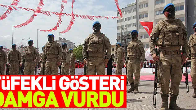 Kutlamalara komandoların tüfekli gösterisi damga vurdu