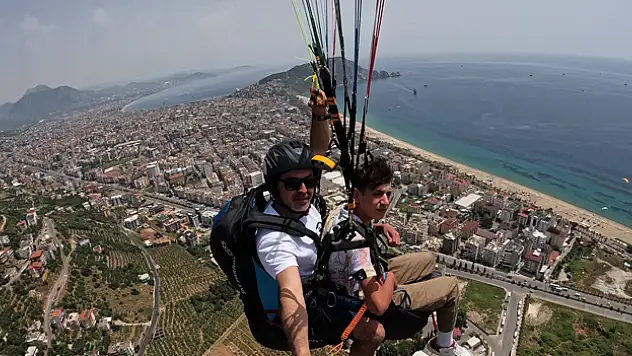 ALKÜ'lü gençler Türk bayrağını 10 ayrı şehrin semalarında dalgalanırdı