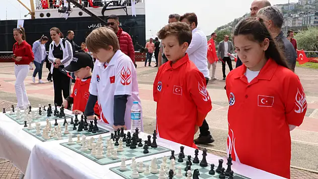 Samsun'da satranç şampiyonu ile 19 minik sporcu gösteri maçı yaptı