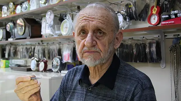 66 yıldır saatlere ayar veriyor