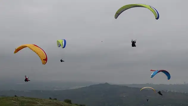 Yamaç paraşütçüleri 19 Mayıs'a özel Türk bayraklarıyla uçtu