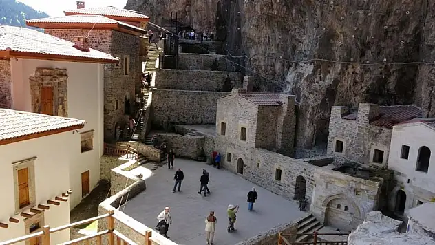 Turizm sezonunun açılmasıyla Sümela'ya ziyaretçi akını