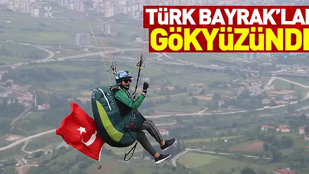 Yamaç paraşütçüleri Türk bayraklarıyla uçtu