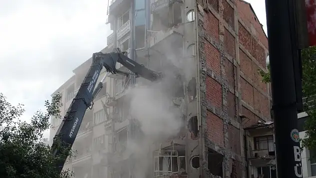 Ağır hasarlı binanın yıkımını film gibi izlediler