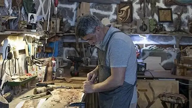 'Ahşap Baba' etkilendiği hayat hikayelerini ahşaba işliyor