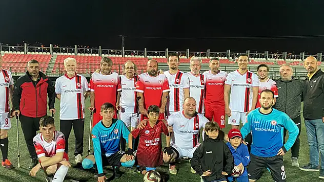 Doktorlar ile Engelli Gücü Takımı farkındalık maçı yaptı