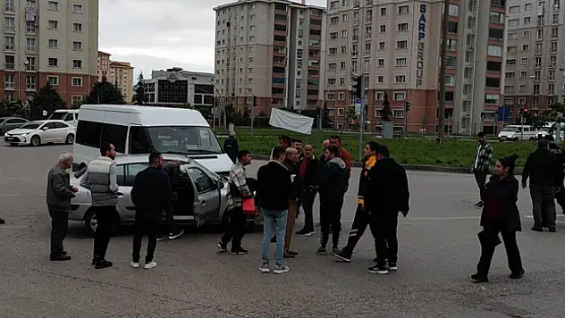 Otomobil ile yolcu minibüsü çarpıştı: 1 yaralı