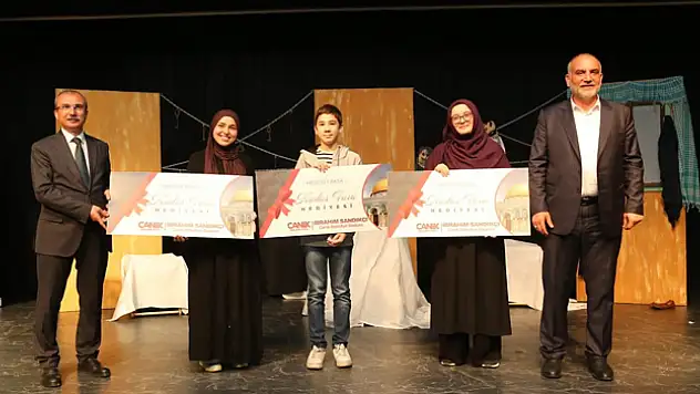 'Filistin Hakkında Konuşmalıyız' tiyatro gösterisi