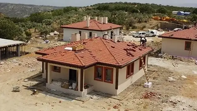 Hatay Altınözü'nde depremzedeler için köy tipi afet evlerinin yapımı sürüyor
