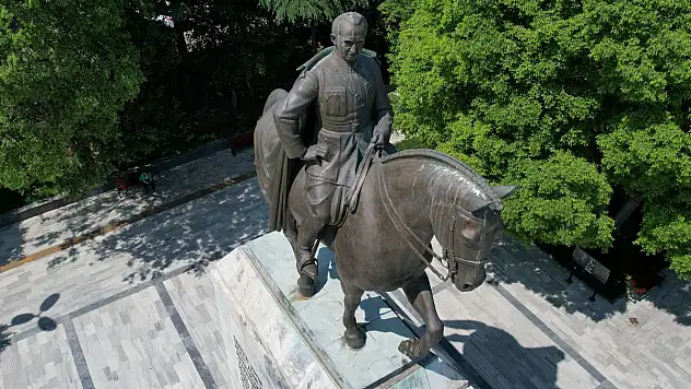 İBB'nin korumaya aldığı İsmet İnönü heykelinin tarihi caminin üzerine inşa edildiği ortaya çıktı