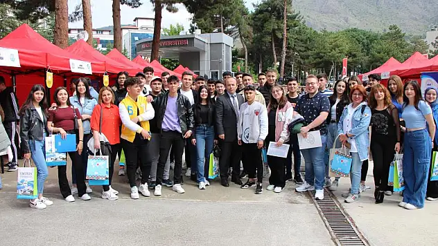 Anadolu Üniversiteler Birliği, 11 ilde üniversiteyi hedefleyen öğrencilerle buluştu
