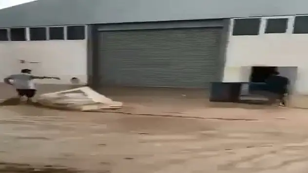 Vezirköprü'de sağanak: İş yerlerini su bastı