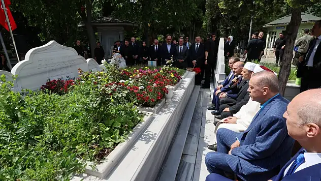 Erdoğan, Necmettin Erbakan'ın kabrini ziyaret etti