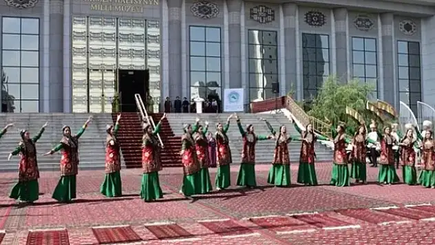 Türkmenistan'da 'Halı Bayramı' kutlandı