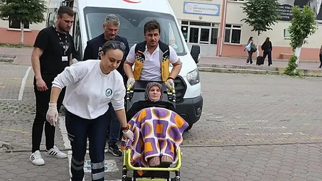 Bazı vatandaşlar oy kullanacakları okullara ambulansla getirildi