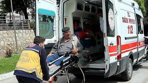 Hastalar, sağlık ekiplerince sandıklara götürülerek oylarını kullandı