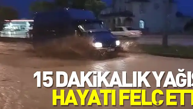 15 dakikalık yağış Vezirköprü'de hayatı felç etti