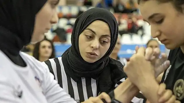 Lisede başladığı bilek güreşinde genç yaşta uluslararası hakem oldu