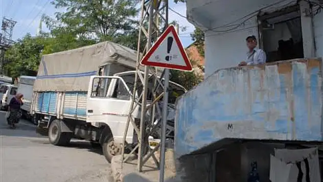 Kamyon duvara çarptı: 1 yaralı