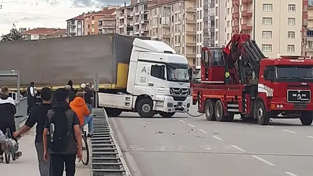 Yanlış yola giren tır trafiği kilitledi