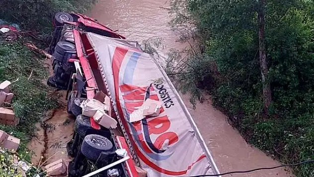 Samsun'da tır çaya devrildi: 2 yaralı
