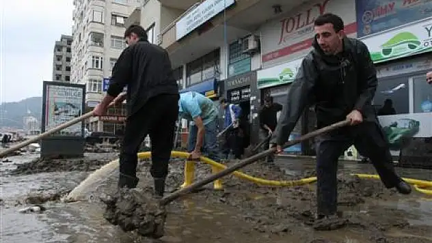 Sel Rize'yi felçi etti