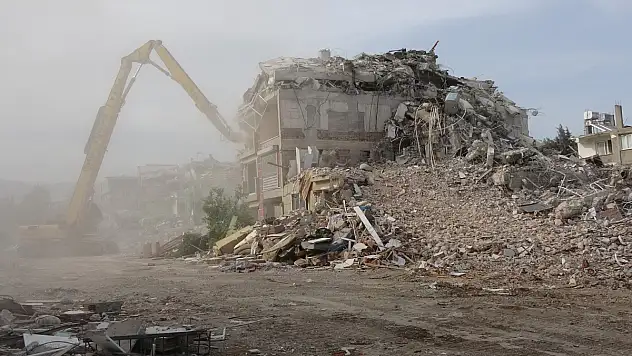 Depremin vurduğu Hatay'da ağır hasarlı binalar yıkılıyor