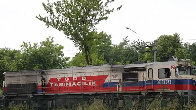 Yük treninin çarptığı yaşlı adam ağır yaralandı