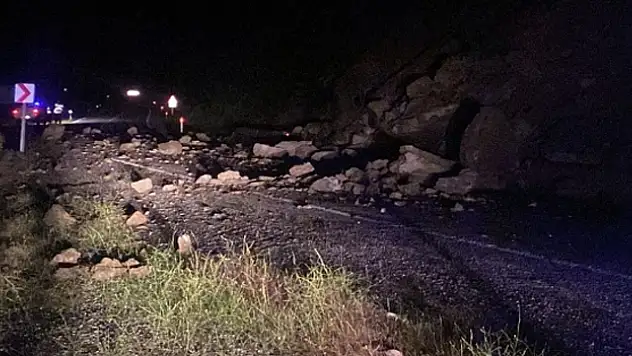 Vezirköprü-Durağan kara yolu, kaya düşmesi sonucu trafiğe kapatıldı
