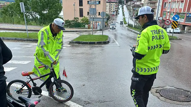 Bisiklet otomobile çarptı