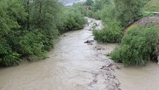 Samsun'un Bafra ilçesinde sel dolayısıyla grup yolunda ulaşım sağlanamıyor