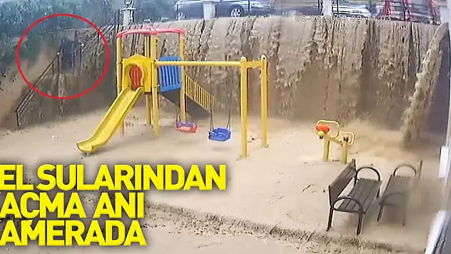 Samsun'da sel sularından kaçma anı kamerada