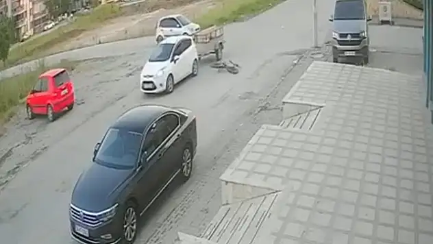Balıkesir'de bisiklet sürücüsü çarptığı arabanın römorkuna düştü