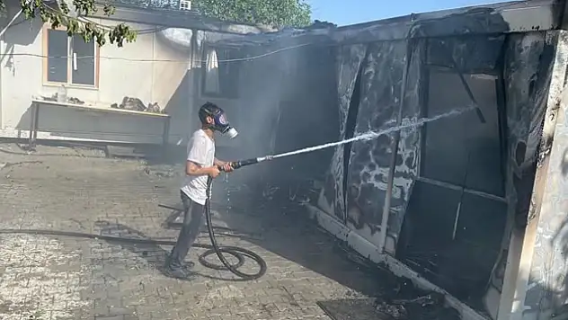 Depremzede ailenin konteynırı cayır cayır yandı