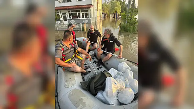 Samsun'da AFAD ile Türk Kızılay evlerinin etrafını su basan vatandaşlara erzak dağıttı