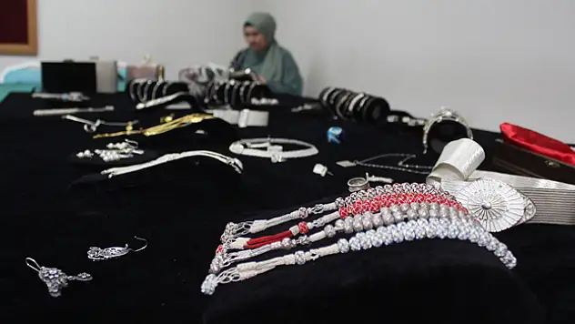 Samsunlu kadınlar halk eğitimi merkezinde takı yaparak kazanç sağlıyor