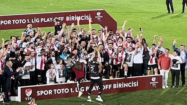 Süper Lig'e yükselen Pendikspor kupasını coşkuyla kaldırdı