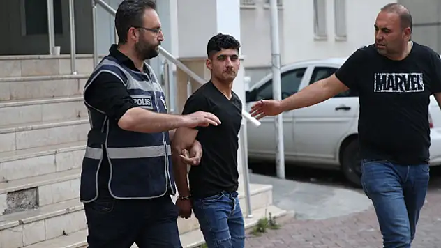 19 yıl hapis cezası bulunan şahıs 'şöyle çekin' dedi, poz verdi