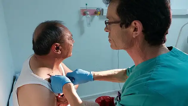 Boynuna tutunan kene hastanede çıkartıldı